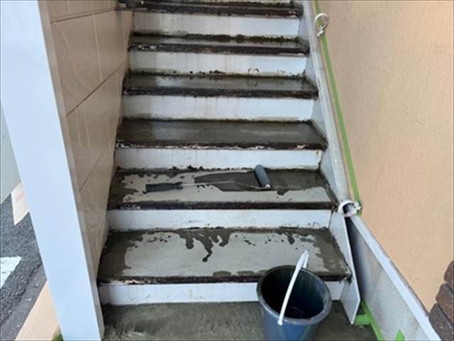 階段防水工事　プライマー塗布